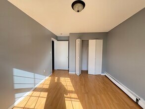 35 Fairview Ave, Unit 2 in Jersey City, NJ - Foto de edificio - Building Photo