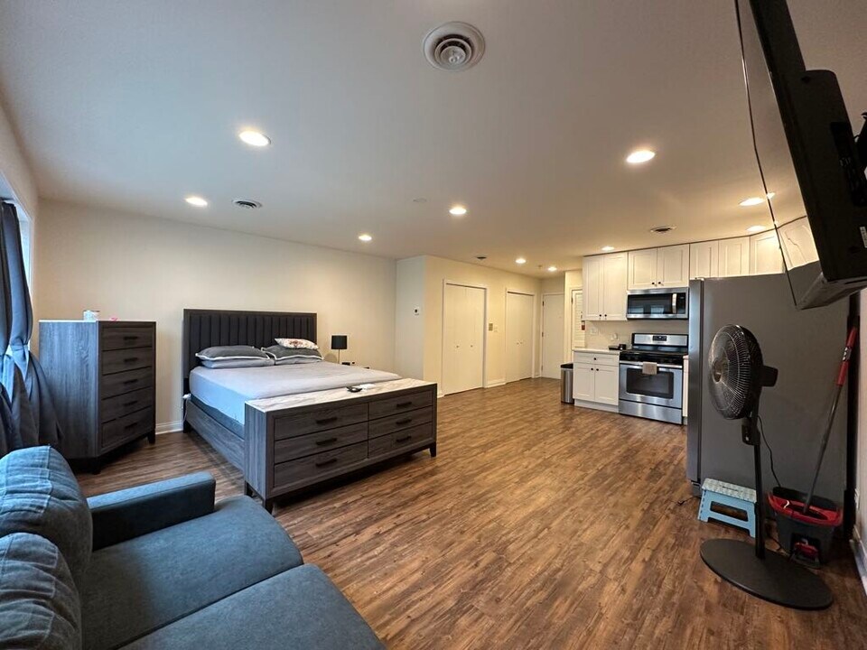 3940 N Pulaski Rd, Unit G06C in Chicago, IL - Building Photo