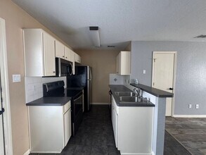 1607 Dugger Cir, Unit Apt. C in Killeen, TX - Foto de edificio - Building Photo