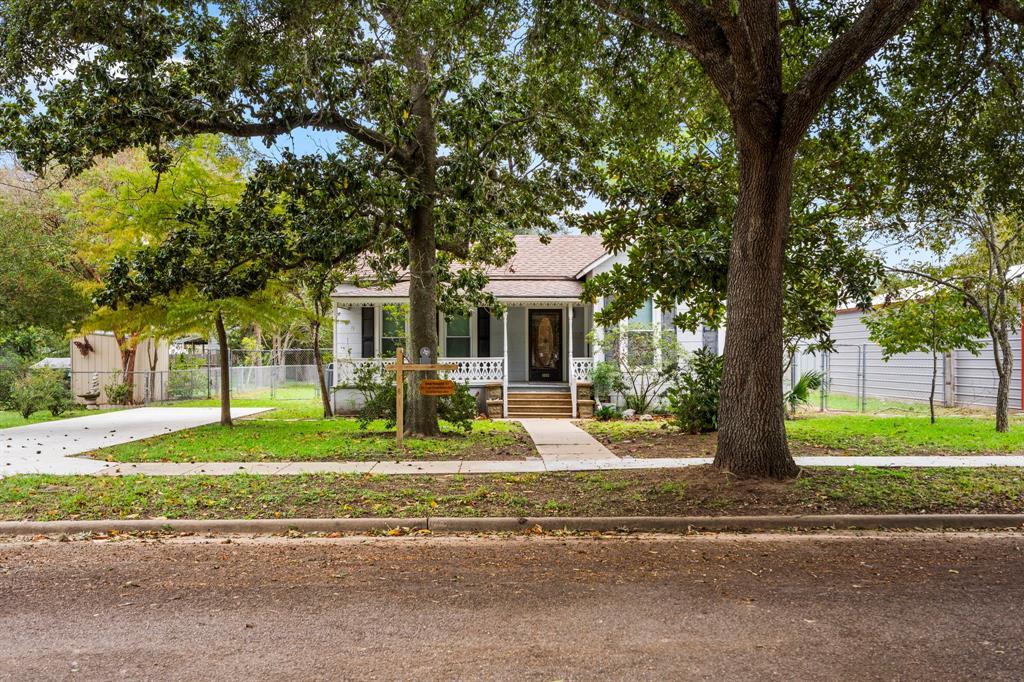 1008 Prairie St in Columbus, TX - Building Photo