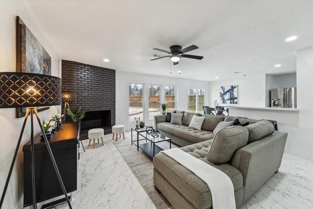 1210 Burning Tree Rd in Humble, TX - Building Photo
