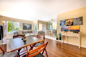 1855 Diamond St, Unit 128 in San Diego, CA - Foto de edificio - Building Photo