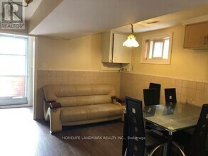 95 Shawnee Cir in Toronto, ON - Building Photo - Building Photo