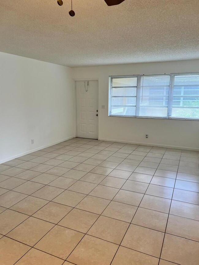 1040 Twin Lakes Dr, Unit 1040 in Coral Springs, FL - Building Photo - Building Photo