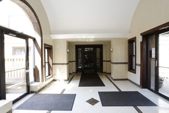 Wilson Court - 1901 W Wilson Ave in Chicago, IL - Building Photo - Lobby