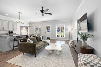 913 NE Hts Ln in Bentonville, AR - Foto de edificio - Building Photo