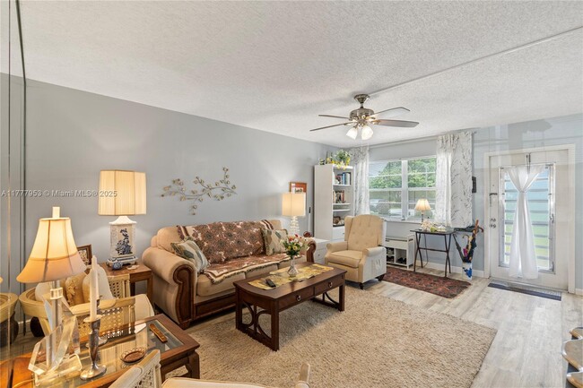 4 Markham A in Deerfield Beach, FL - Foto de edificio - Building Photo