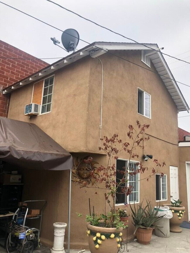 8119 San Antonio Ave in South Gate, CA - Foto de edificio - Building Photo