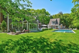 83 Main St in East Hampton, NY - Building Photo