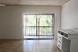 9101 Tudor Dr in Tampa, FL - Building Photo - Building Photo