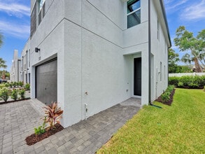 5671 Enclave Dr in Mangonia Park, FL - Foto de edificio - Building Photo