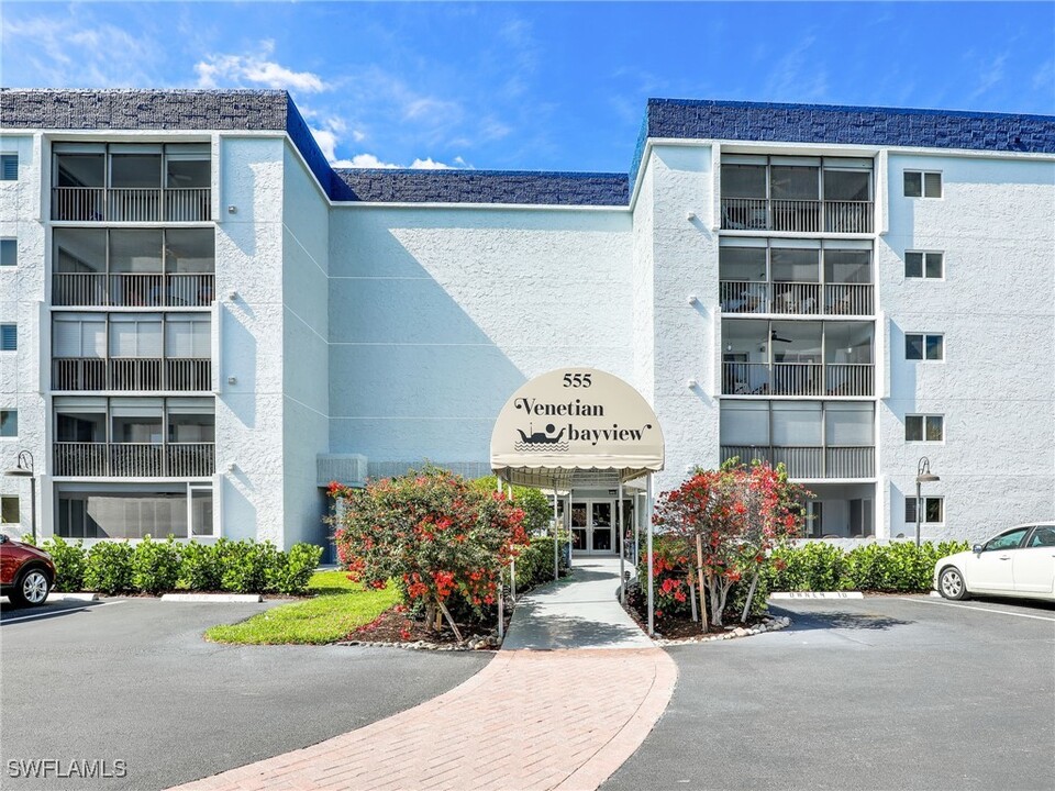 555 Park Shore Dr in Naples, FL - Building Photo