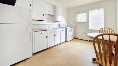 9203 W Wisconsin Ave, Unit 2 in Milwaukee, WI - Building Photo - Building Photo