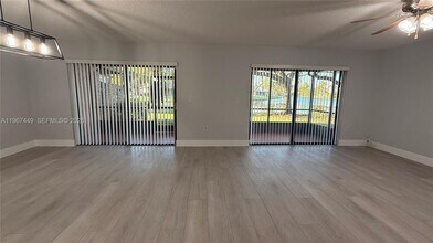 223 Lakeside Cir in Sunrise, FL - Building Photo - Building Photo