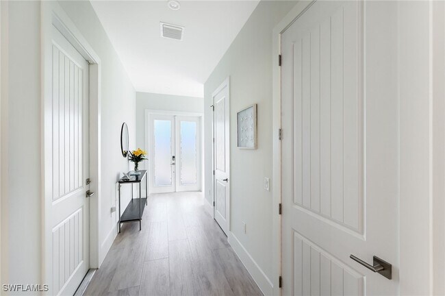 596 111th Ave N in Naples, FL - Foto de edificio - Building Photo
