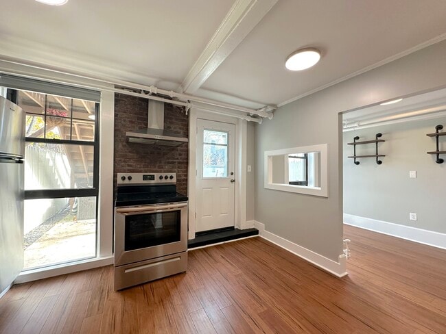 202 Grand St, Unit 1 in Newburgh, NY - Foto de edificio - Building Photo