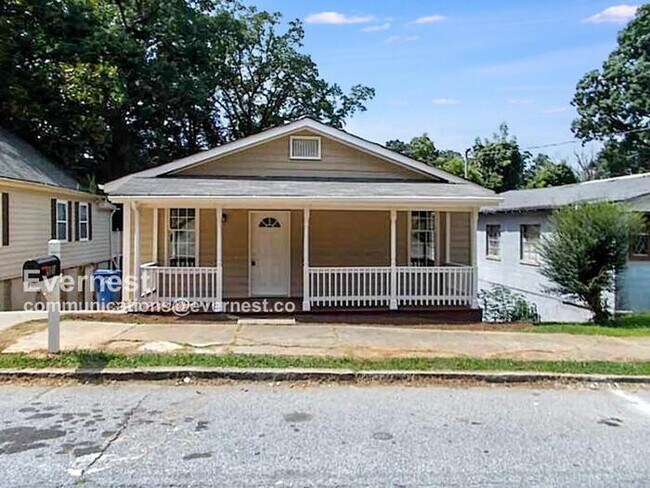 951 Violet St SE