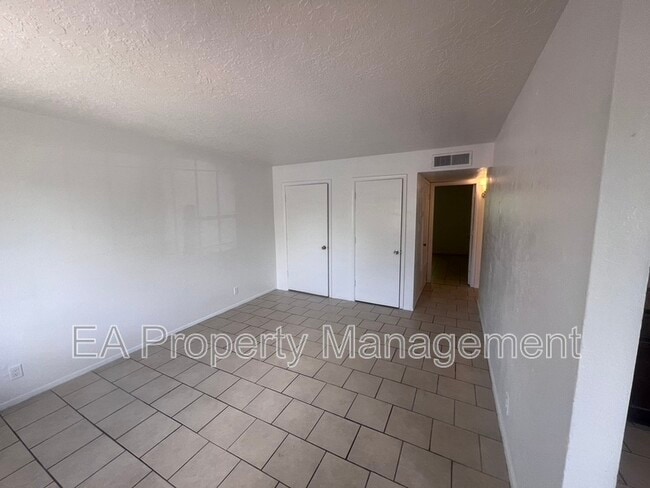 8200 Copper Ave NE in Albuquerque, NM - Building Photo - Building Photo