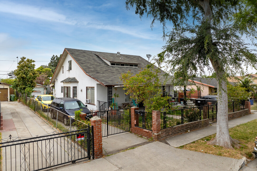 7501 Whitsett Ave in Los Angeles, CA - Building Photo