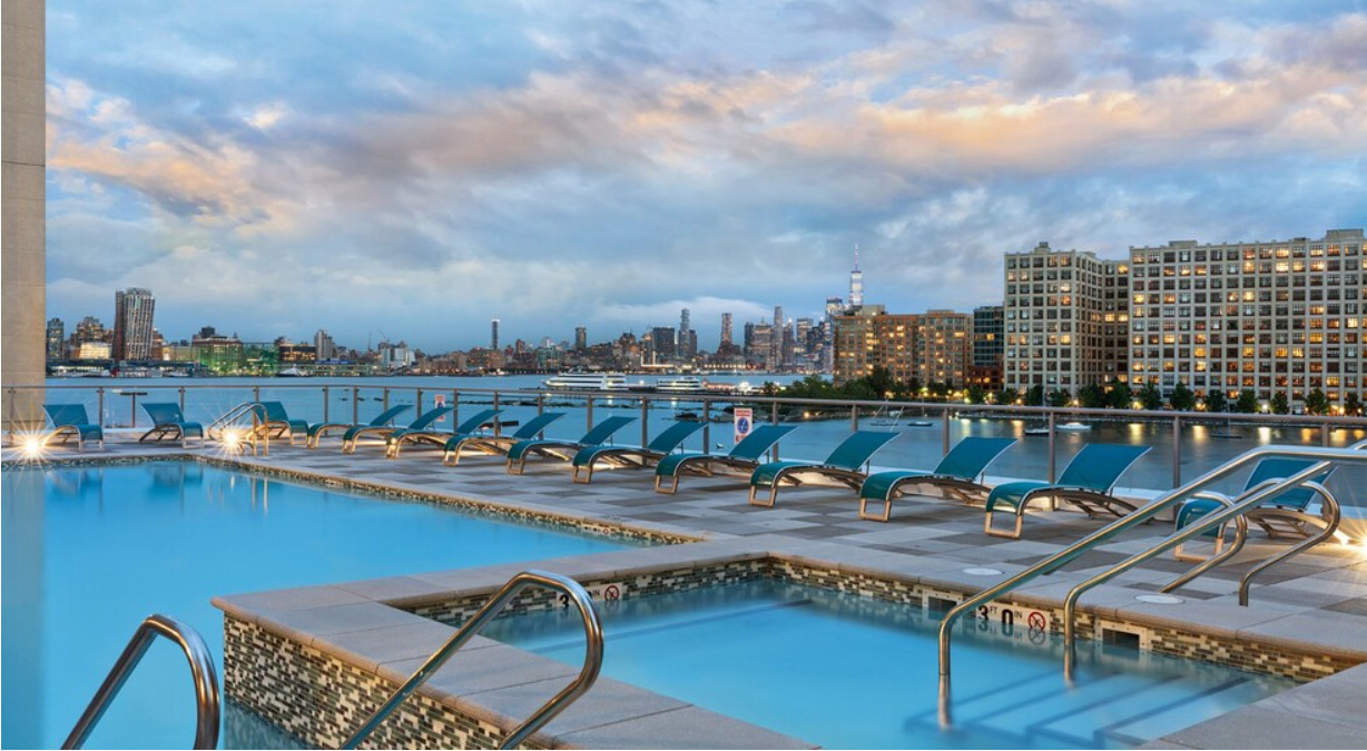 810 Harbor Blvd in Weehawken, NJ - Foto de edificio