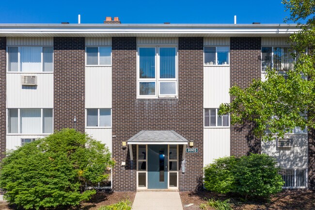 ARBOR HILLS APARTMENTS in Ann Arbor, MI - Foto de edificio - Building Photo