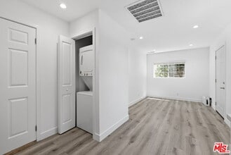 5543 Fallbrook Ave in Los Angeles, CA - Building Photo - Building Photo