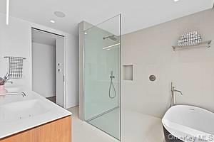 1080 Springs Fireplace Rd in East Hampton, NY - Building Photo - Building Photo