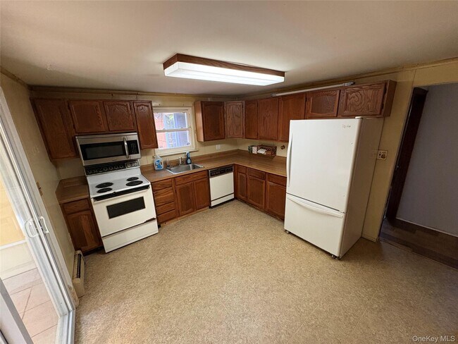 192 Woodland Dr in East Islip, NY - Building Photo - Building Photo