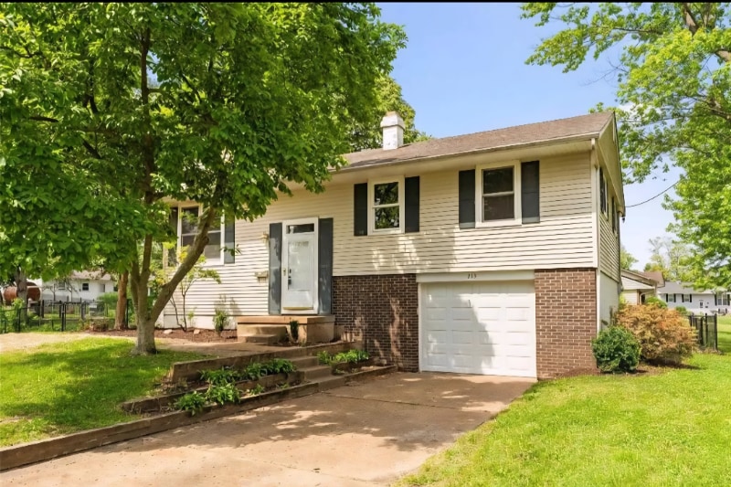 213 Whitehall Dr in O'Fallon, IL - Building Photo