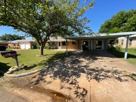 1007 W Louisa Ave in Iowa Park, TX - Building Photo