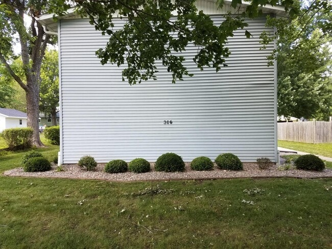 306 E Henry St, Unit Apt. 1 in Atkinson, IL - Building Photo - Building Photo