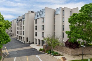 Winnetka Mews in Winnetka, IL - Building Photo