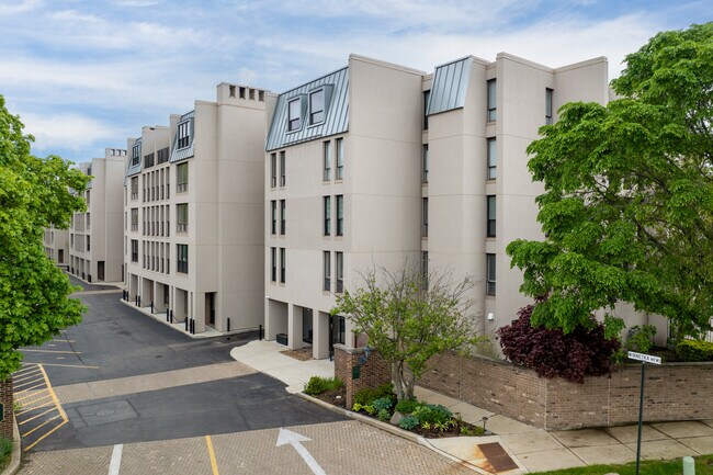 Winnetka Mews in Winnetka, IL - Building Photo - Primary Photo