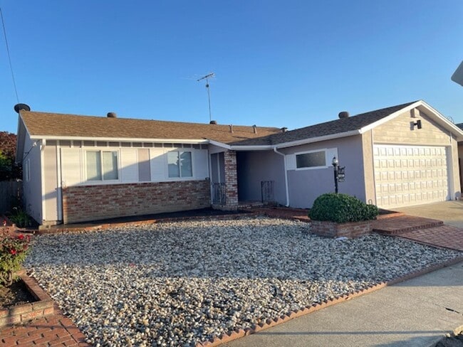 property at 466 MacKenzie Pl