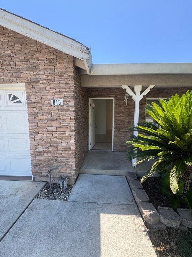 615 W H St in Dixon, CA - Building Photo - Building Photo