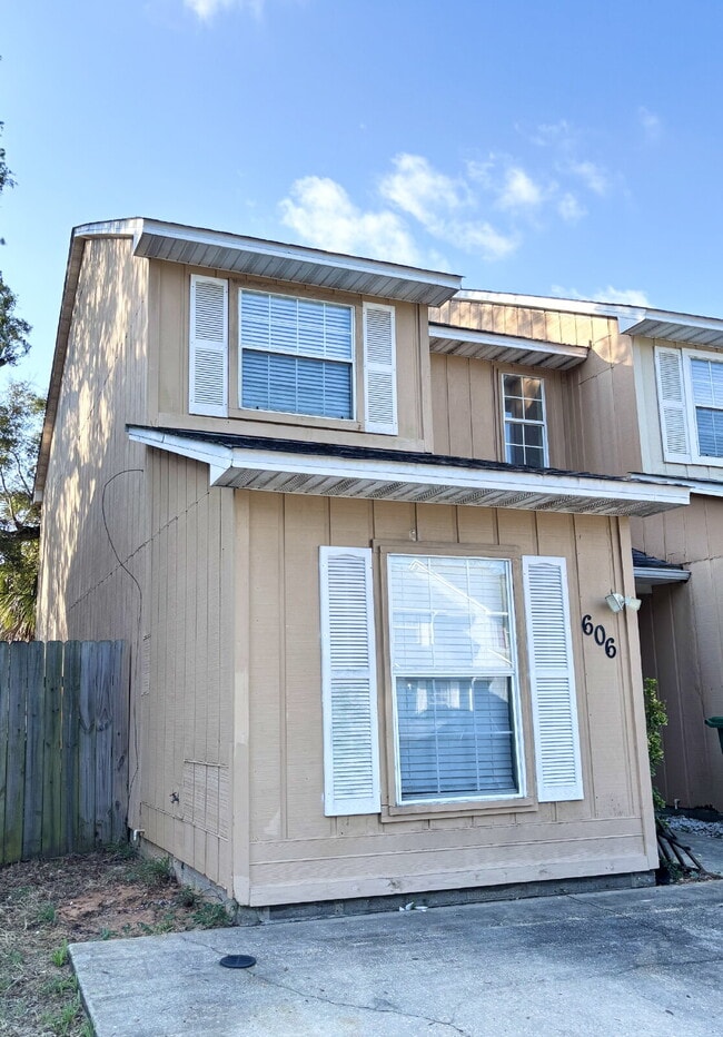 606 Virginia Oak Ct in Fort Walton Beach, FL - Foto de edificio - Building Photo