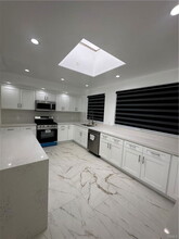 22322 Tiara St in Los Angeles, CA - Foto de edificio - Building Photo