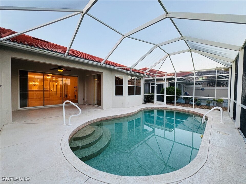2045 Crestview Way in Naples, FL - Building Photo