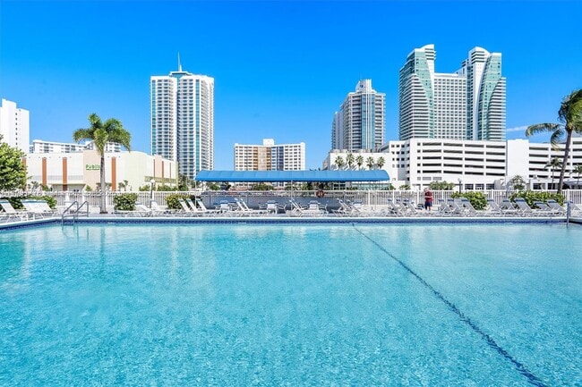 600 Parkview Dr in Hallandale Beach, FL - Building Photo - Building Photo