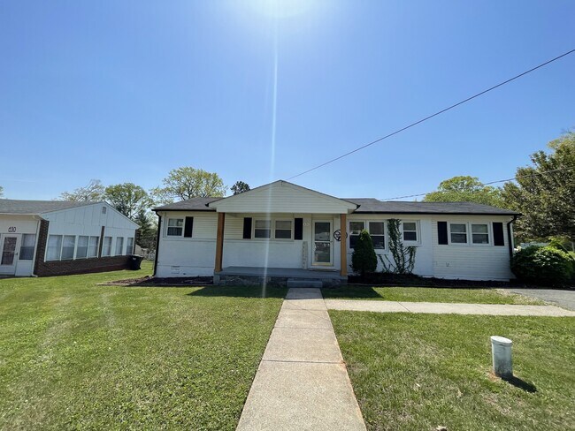 624 Amelon Rd in Madison Heights, VA - Building Photo - Building Photo