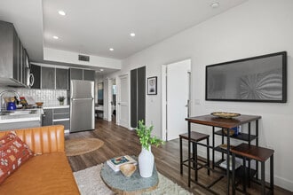 The Fairfax Flats in Los Angeles, CA - Foto de edificio - Building Photo
