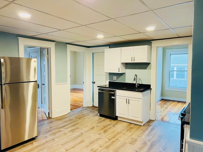 16 Olivine St, Unit #1 in Chicopee, MA - Building Photo - Building Photo