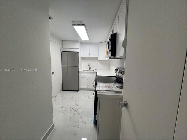 905 Brickell Bay Dr, Unit 1823 in Miami, FL - Building Photo - Building Photo