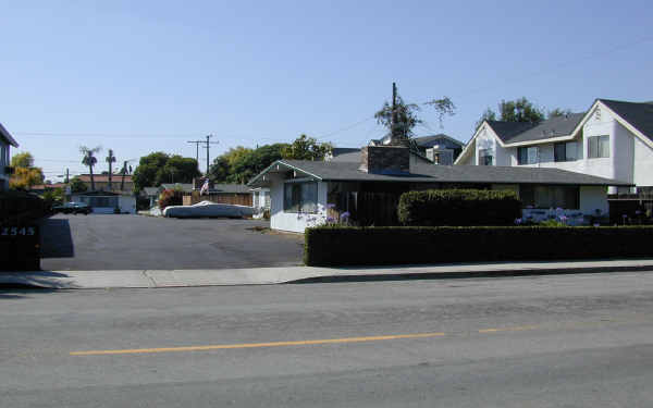 2545 Elden Ave in Costa Mesa, CA - Foto de edificio - Building Photo