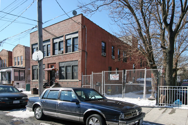 484 Logan St in Brooklyn, NY - Building Photo - Building Photo