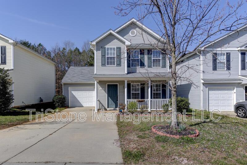 5724 Henderson Oaks Dr in Charlotte, NC - Building Photo