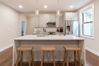 65 Beech Glen St, Unit #1 in Boston, MA - Foto de edificio - Building Photo