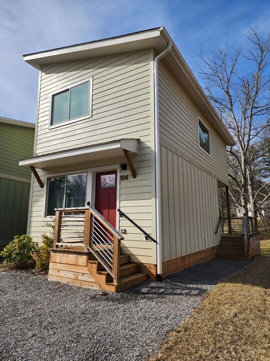 104 Eastville Rd in Asheville, NC - Building Photo