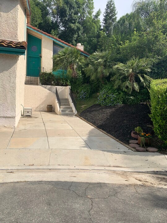 5246 Calderon Rd in Woodland Hills, CA - Foto de edificio
