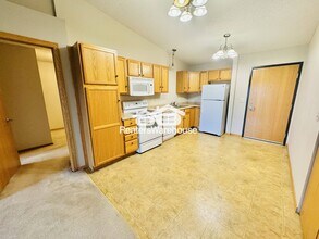 1590 Parkwood Dr in Woodbury, MN - Building Photo - Building Photo